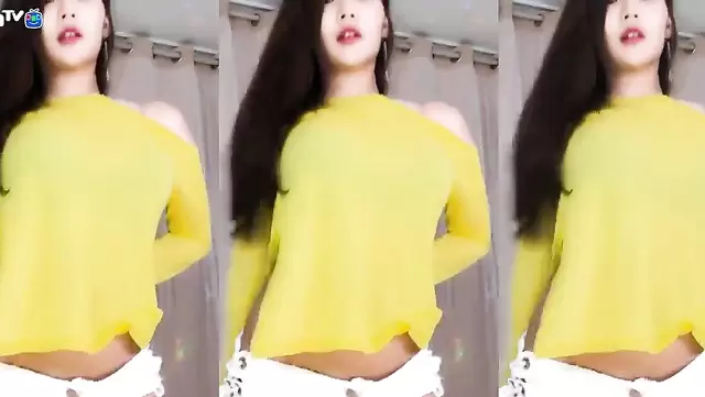 Корейка танцует в коротких шортах